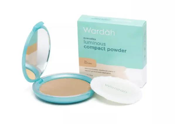 1. Wardah Everyday Luminous Compact Powder, Bedak Padat Wardah Untuk Usia 40 Tahun Keatas