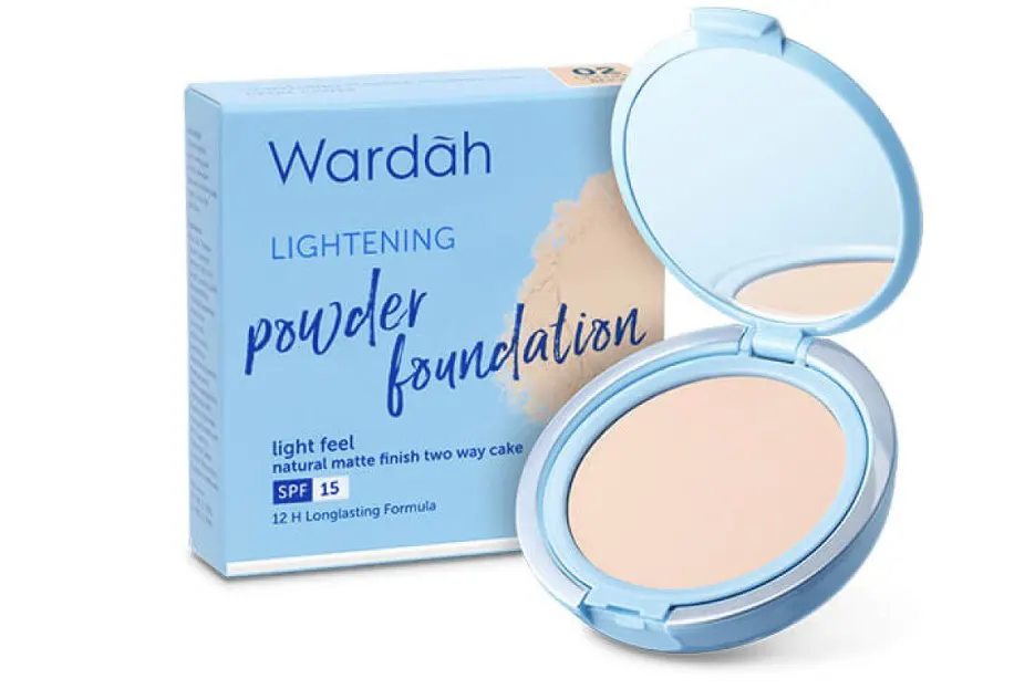 5. Wardah Lightening Powder Foundation Light Feel, Bedak Padat Wardah Untuk Usia 40 Tahun Keatas